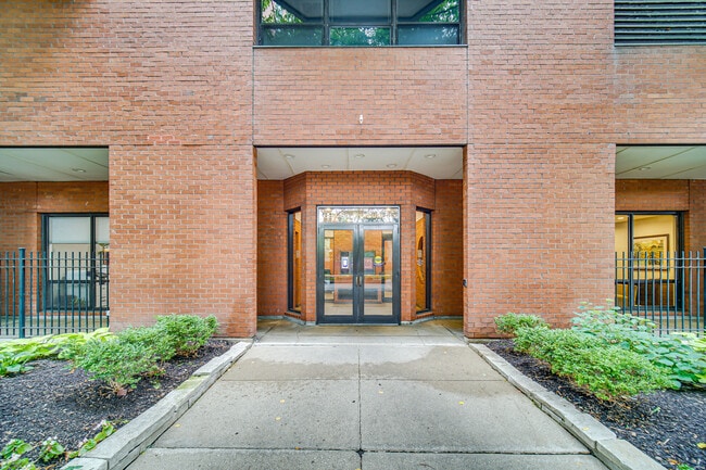 Building Photo - 899 S Plymouth Ct