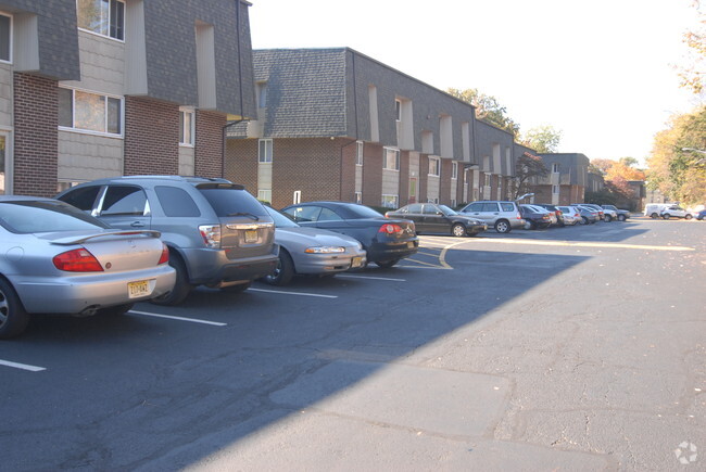 Building Photo - Towne Oaks Apartments