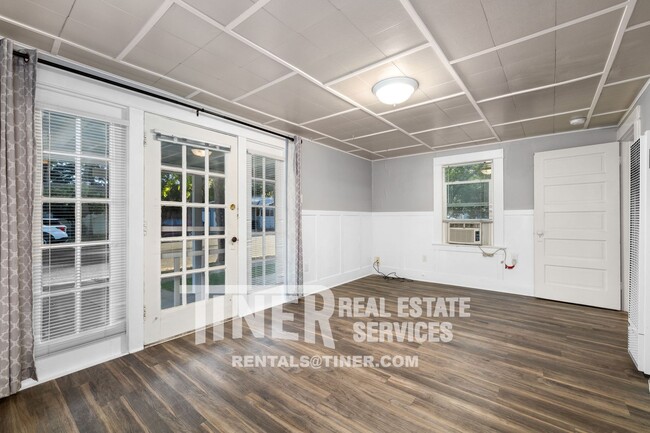 Foto del edificio - Charming Roseville Cottage - Gorgeous Down...