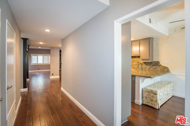 Foto del edificio - 4355 Ventura Canyon Ave