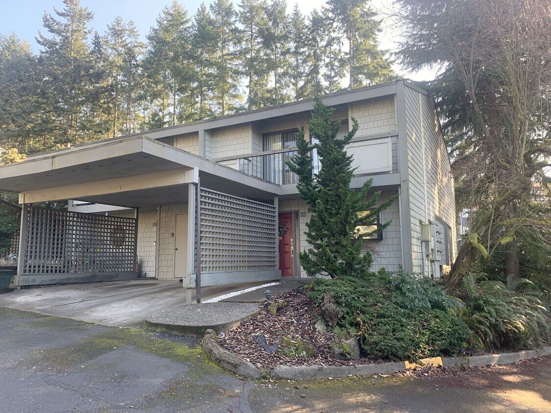Foto principal - AVAILABLE NOW - 3 Bed/1.5 Bath Townhome in...