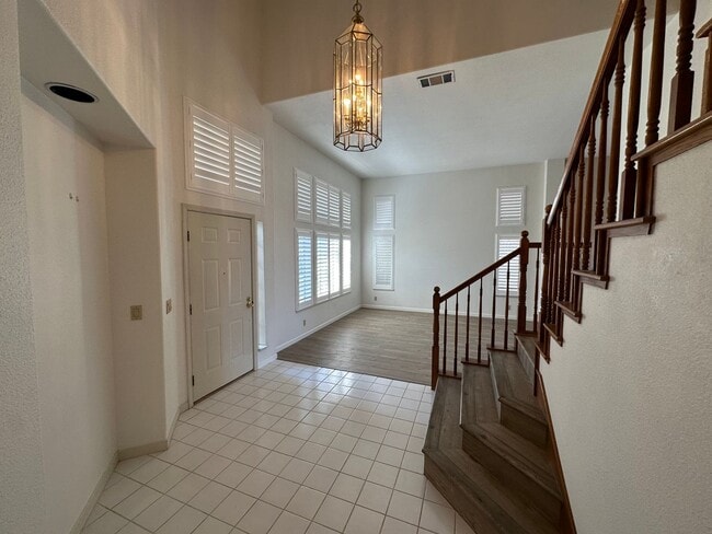 Building Photo - Beautiful 4 Bedroom, 3 full bath, 3-car ga...