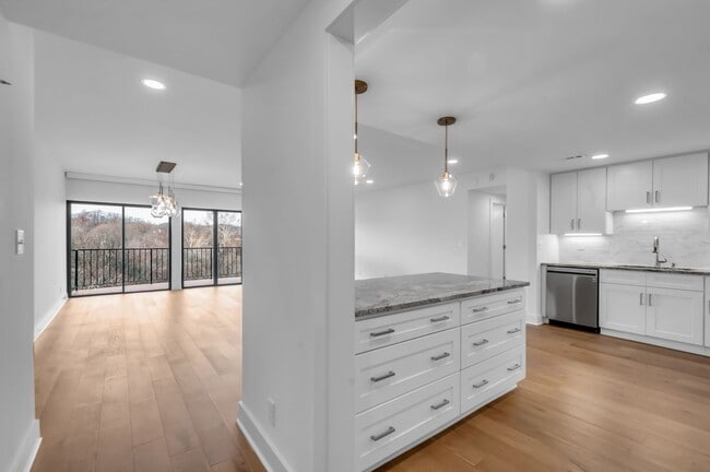 Building Photo - 6666 Brookmont Ter