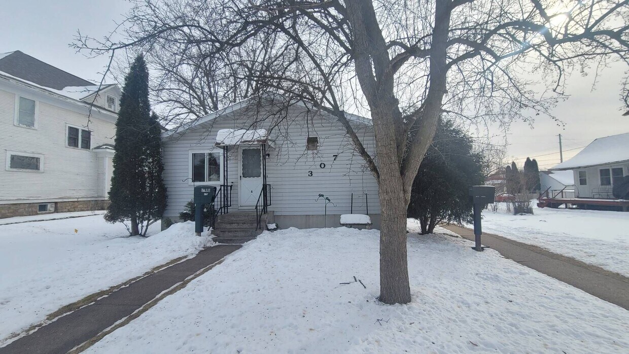307 S Vine Ave Unit 307A, Marshfield, WI 54449 Room for Rent in