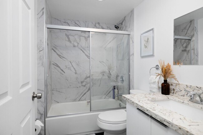 Foto del edificio - 4-Unit Townhome Community | Luxury Living Near DTLA