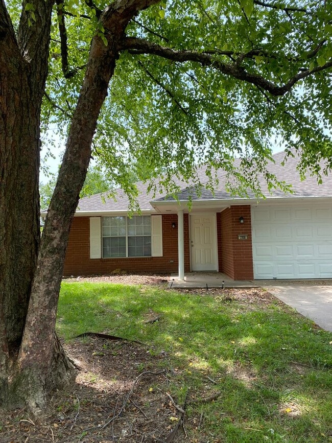 Building Photo - Two Bedroom Duplex in Springdale! For Leas...
