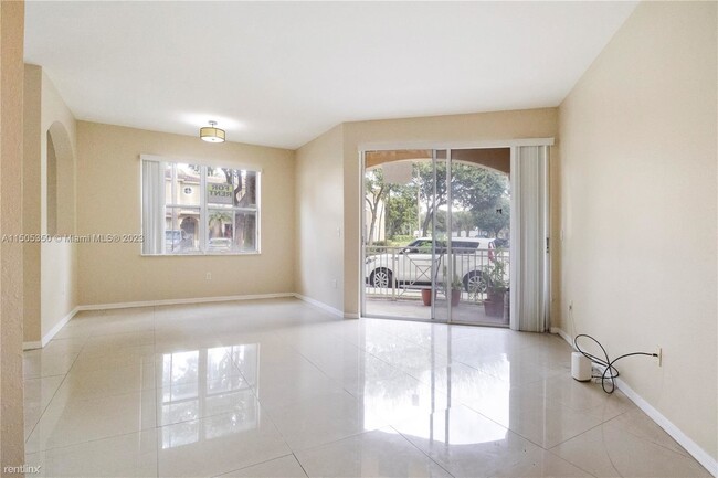 Foto del edificio - 3 br, 2.5 bath Condo - 8912 W Flagler St A...