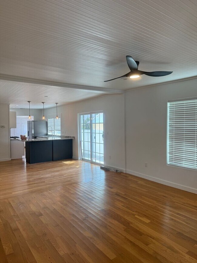 Building Photo - Updated Costal - Style home