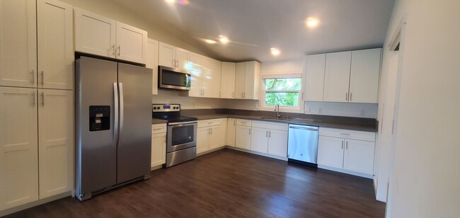 Building Photo - 4 bed, 3 bath with den, upstairs unit in K...