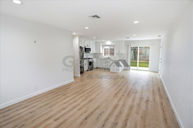 Building Photo - 31615 Hunter Ln