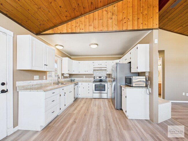 Building Photo - Single Family Home minutes from Los Alamos/Pojoaque