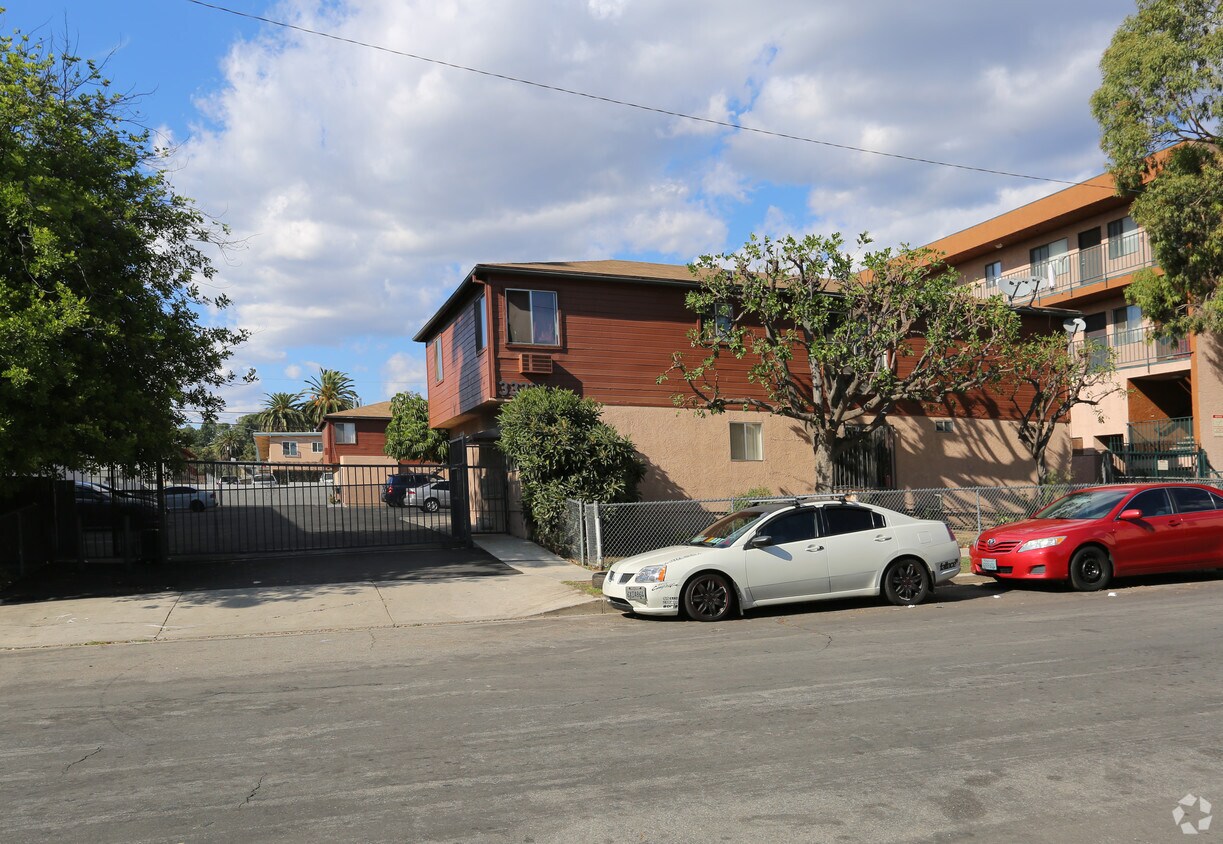Primary Photo - 3333-3344 Andrita St