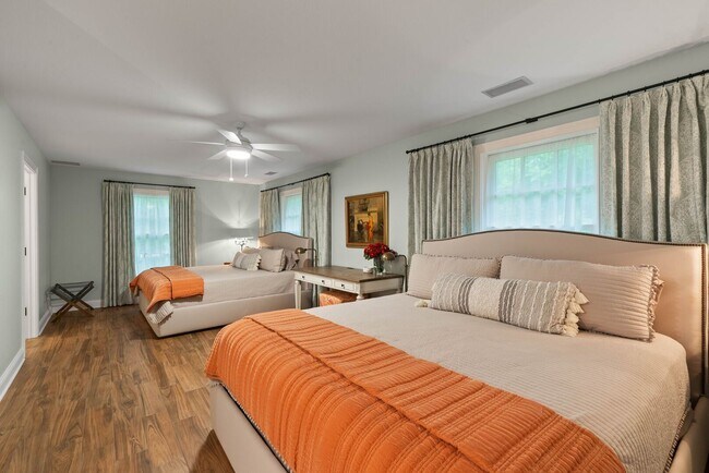 Building Photo - Williams Bay Lakefront Living Furnished Ho...