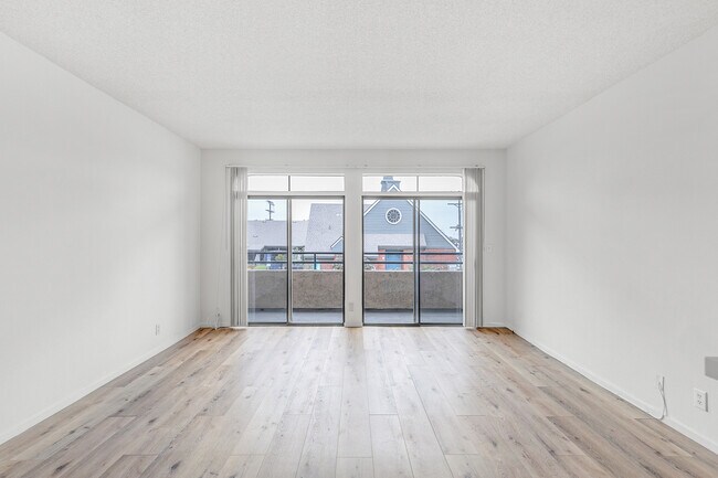 Building Photo - 14400 Dickens St