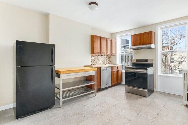 Building Photo - Sunny 3 Bedroom Duplex