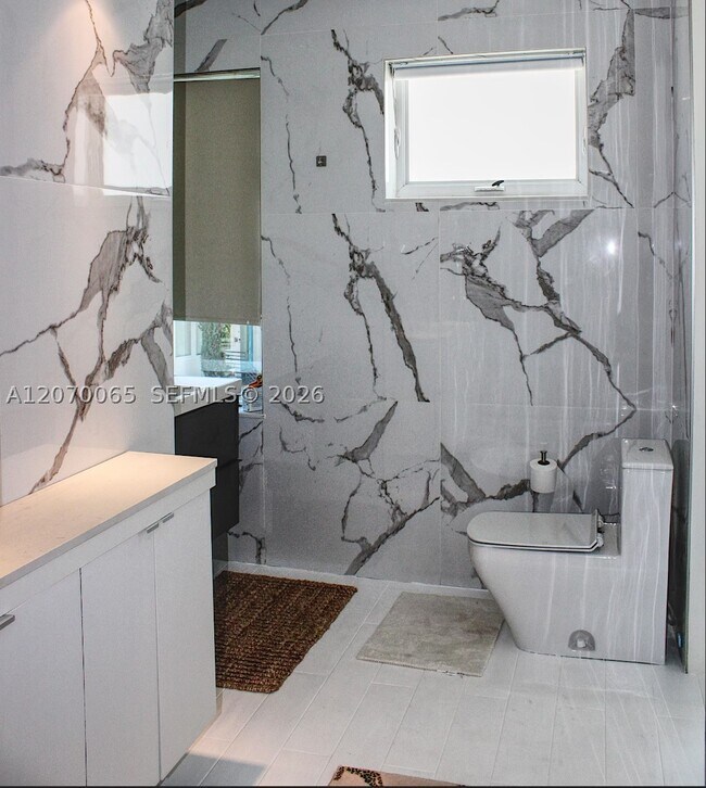 Foto del edificio - 4710 Pine Tree Dr