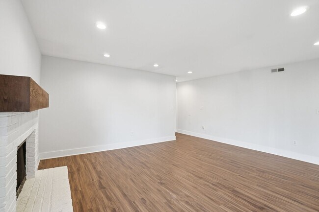 Foto del edificio - Beautifully Updated Condo with High-End Finishes Throughout