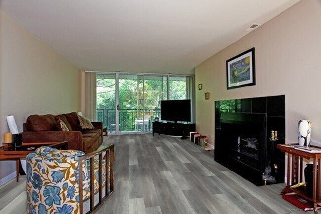 Foto del edificio - 1833 Four Lakes Ave