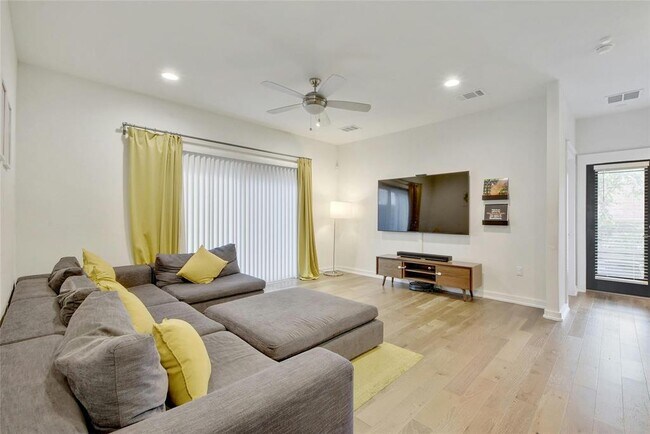 Building Photo - 6800 Menchaca Rd