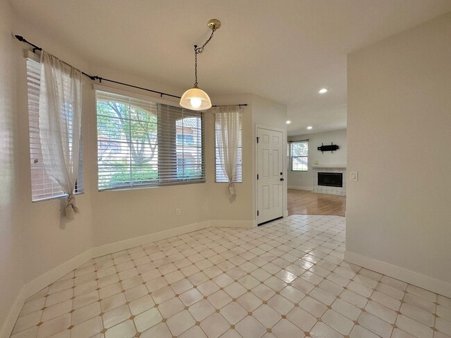 Building Photo - Spacious 2BD Condo with Pools, Gym & Tennis Courts!