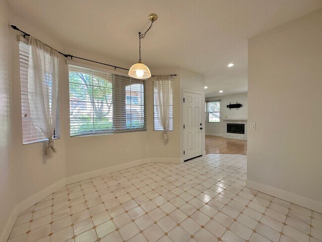 Foto del edificio - Spacious 2BD Condo with Pools, Gym & Tennis Courts!