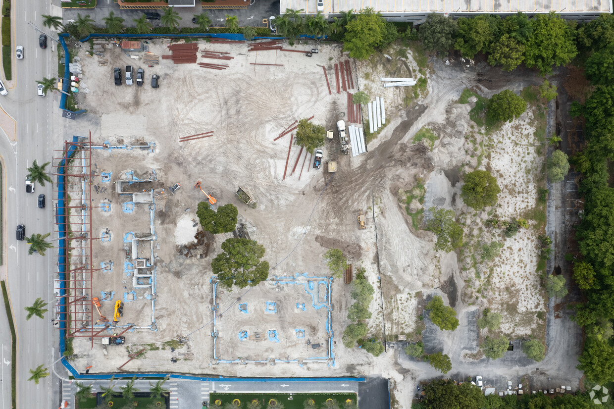 Building Photo - Hallandale Oasis