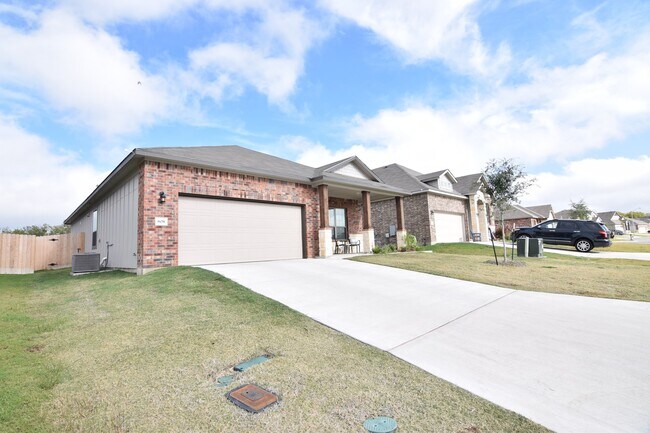 Building Photo - 808 Friar Tuck Dr