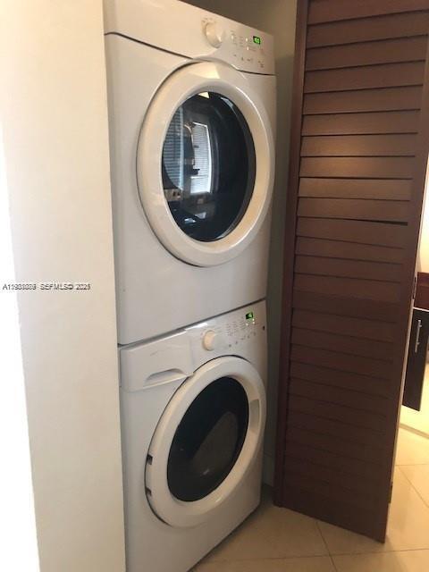 Building Photo - 10187 Twin Lakes Dr