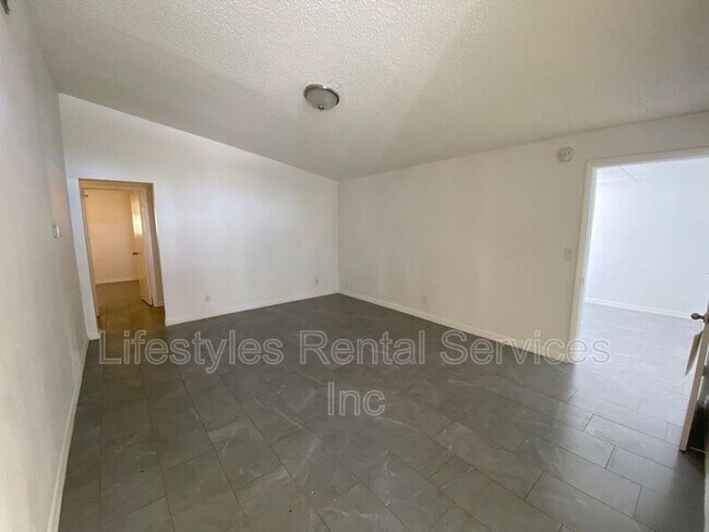 Building Photo - 10897 Regency Dr