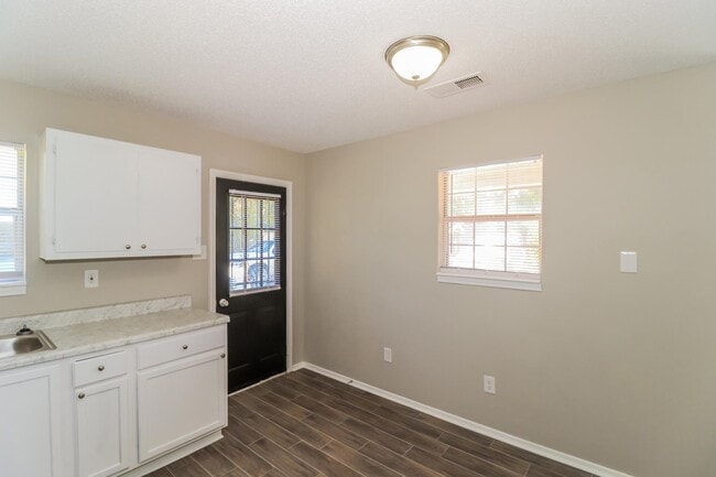 Building Photo - 484 Ferncliff Cove