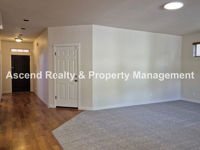 Foto del edificio - Available Immediately Minutes to Orenco Sh...