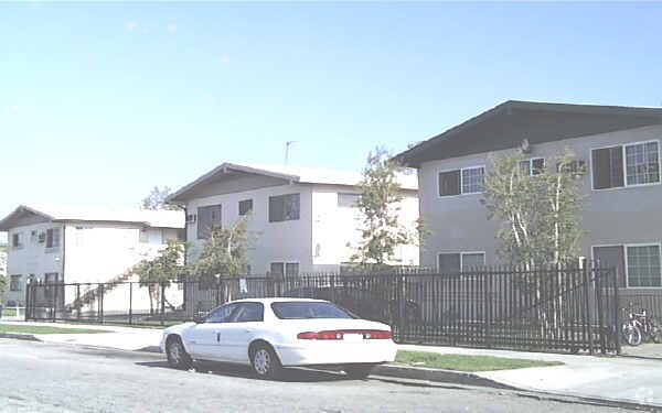 Foto del edificio - 13629-13645 Runnymede St