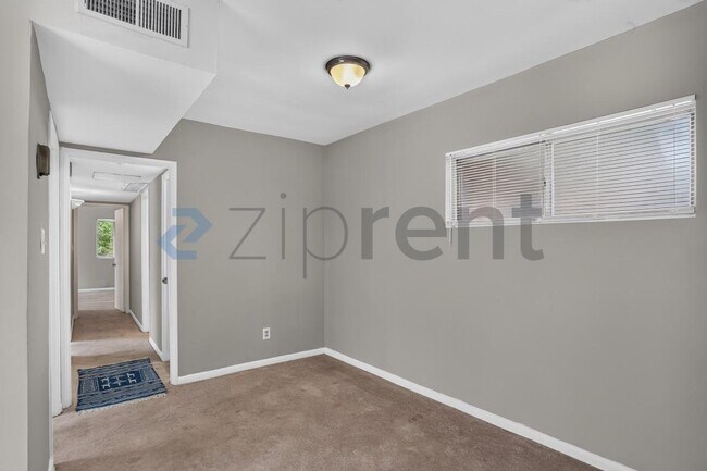 Building Photo - Unit C34