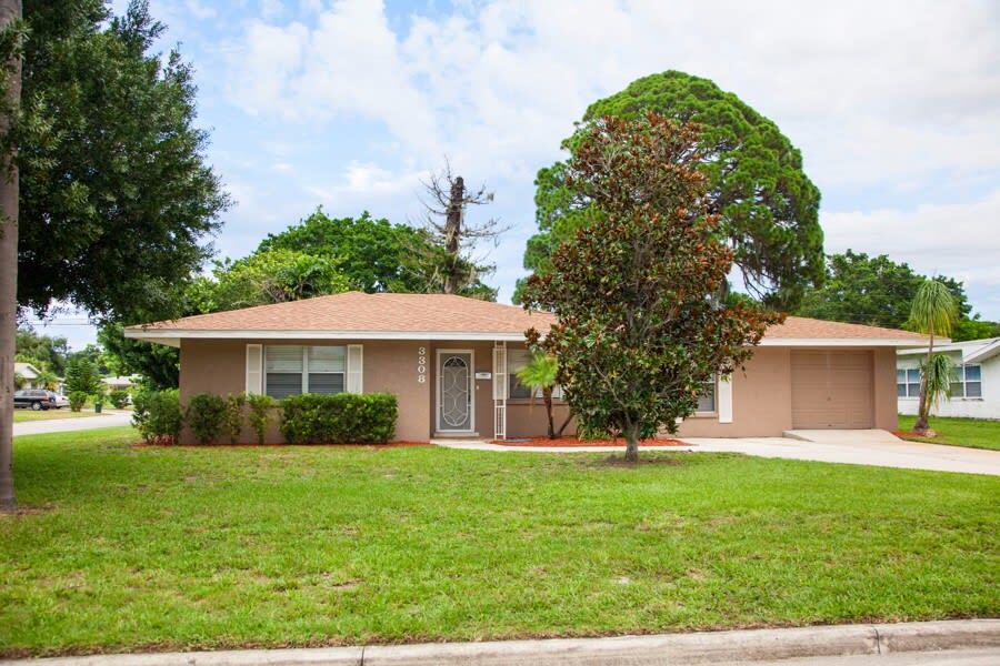 Foto principal - 3308 17th Ave W