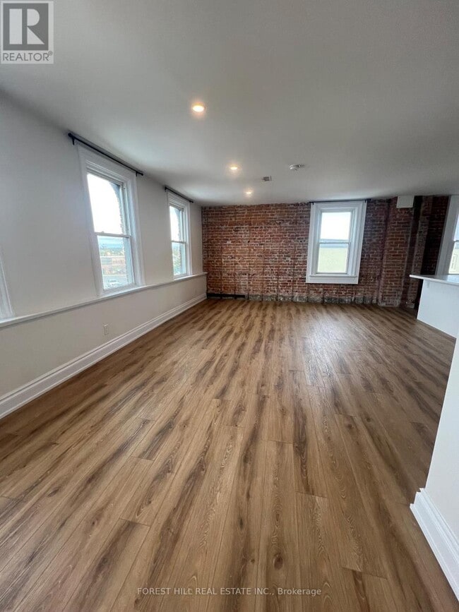 Photo du bâtiment - 8 Essa Rd