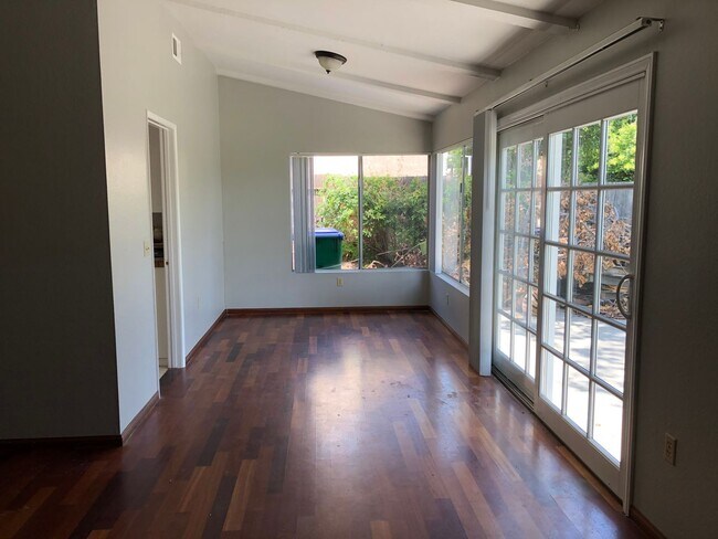 Foto del edificio - Charming La Costa Home