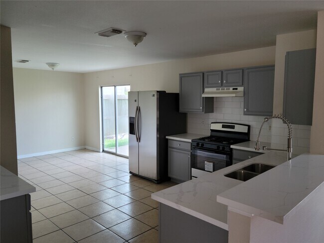 Foto del edificio - 7915 Summerfern Ct