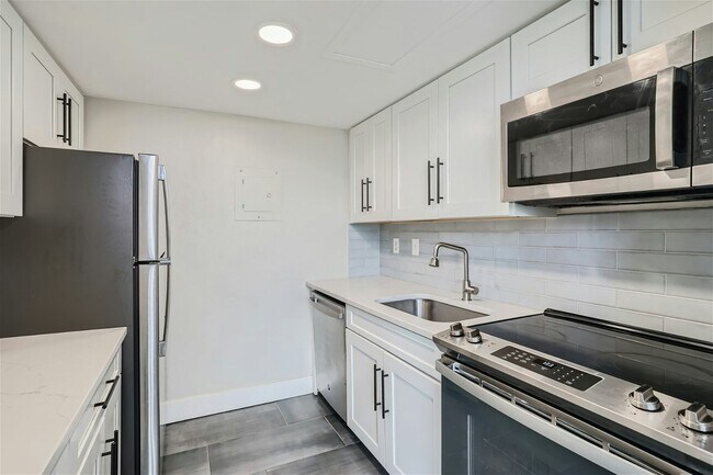 Foto del edificio - 3432 South Locust Street, Unit F