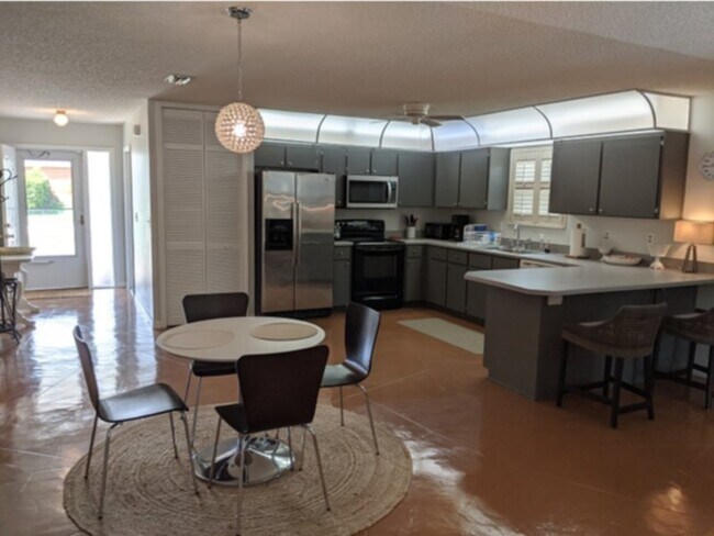 Foto del edificio - Vacation Rental Minutes from Beach, Shoppi...