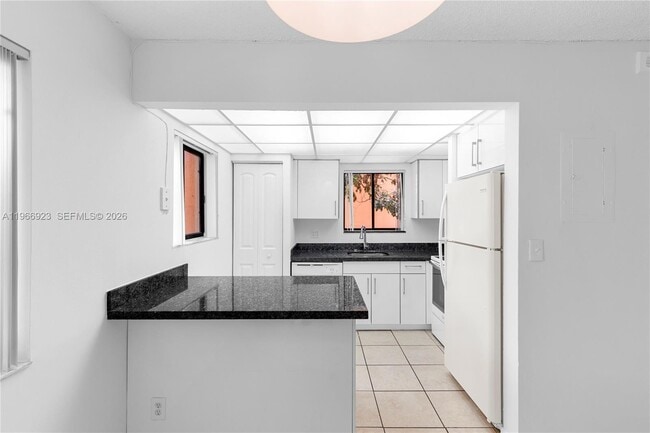 Building Photo - 6900 SW 39th St