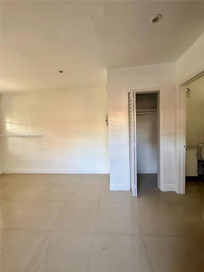 Foto del edificio - 551 NE 61st St