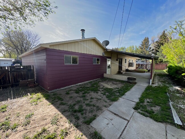 Building Photo - 3 Bed 2 Bath House with Attached 2 Car Gar...