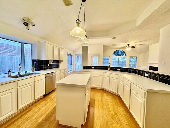 Foto del edificio - 1215 Wood Haven Ct