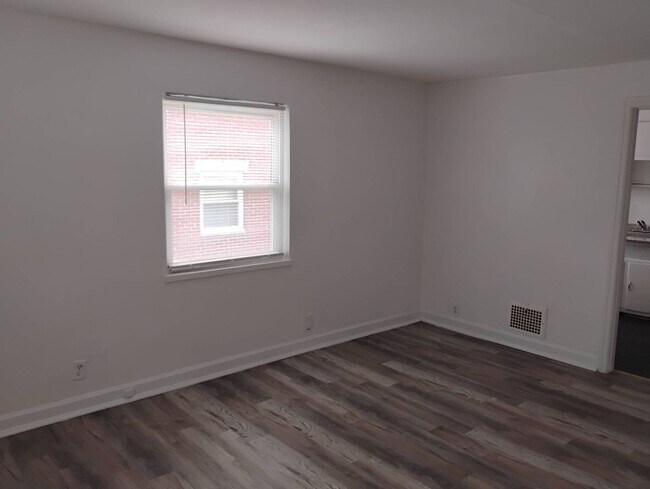 Building Photo - 238 E Beechwood Ave