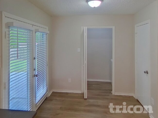 Foto del edificio - 133 Brockway Dr