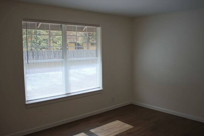 Building Photo - 3 Bedroom House For Rent in Oregon Water Wonderland