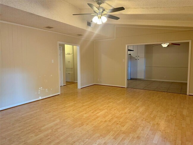 Foto del edificio - 5802 Oakclaire Dr