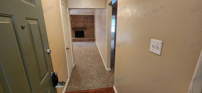 Building Photo - 2204 Oak Hill Dr