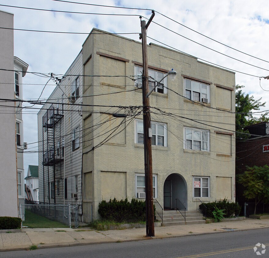 Primary Photo - 3 Lake St
