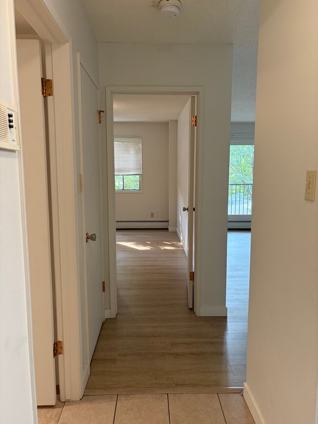 Building Photo - Spacious One-Bedroom Apartment in Beautiful Sunnyside